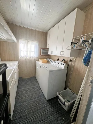 a view of a house with backyard