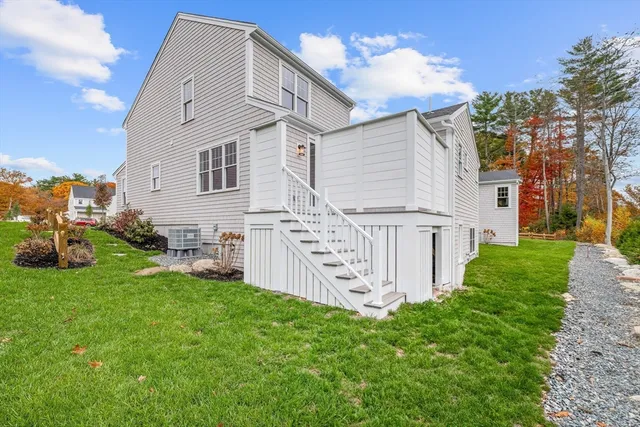 a view of a house with backyard and garden