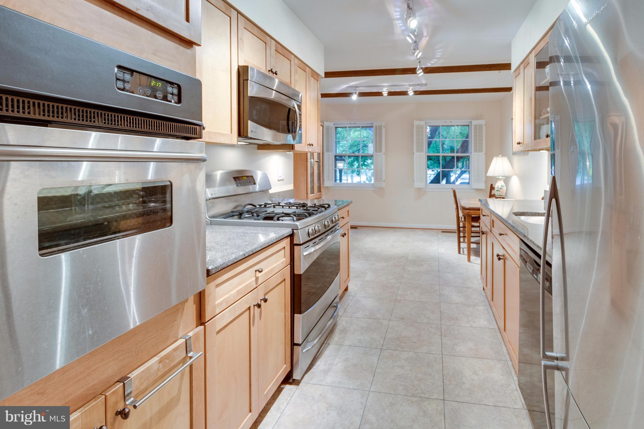 9700 Ranger Road Fairfax, VA 22030 - Photo 4 of 30 5-burner gas range & extra wall oven!