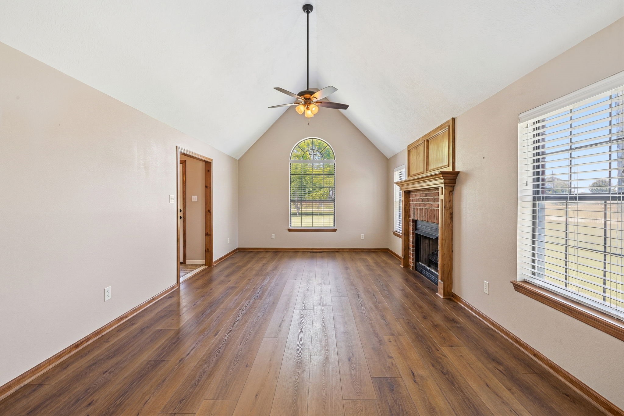 5922 Red Fish Run Baytown, TX 77523 - Photo 13 of 37 Spacious living/dining area