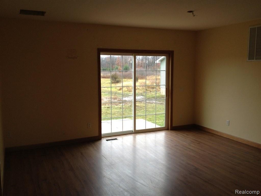 10109 Green Road Fenton, MI 48430 - Photo 15 of 22 dining room