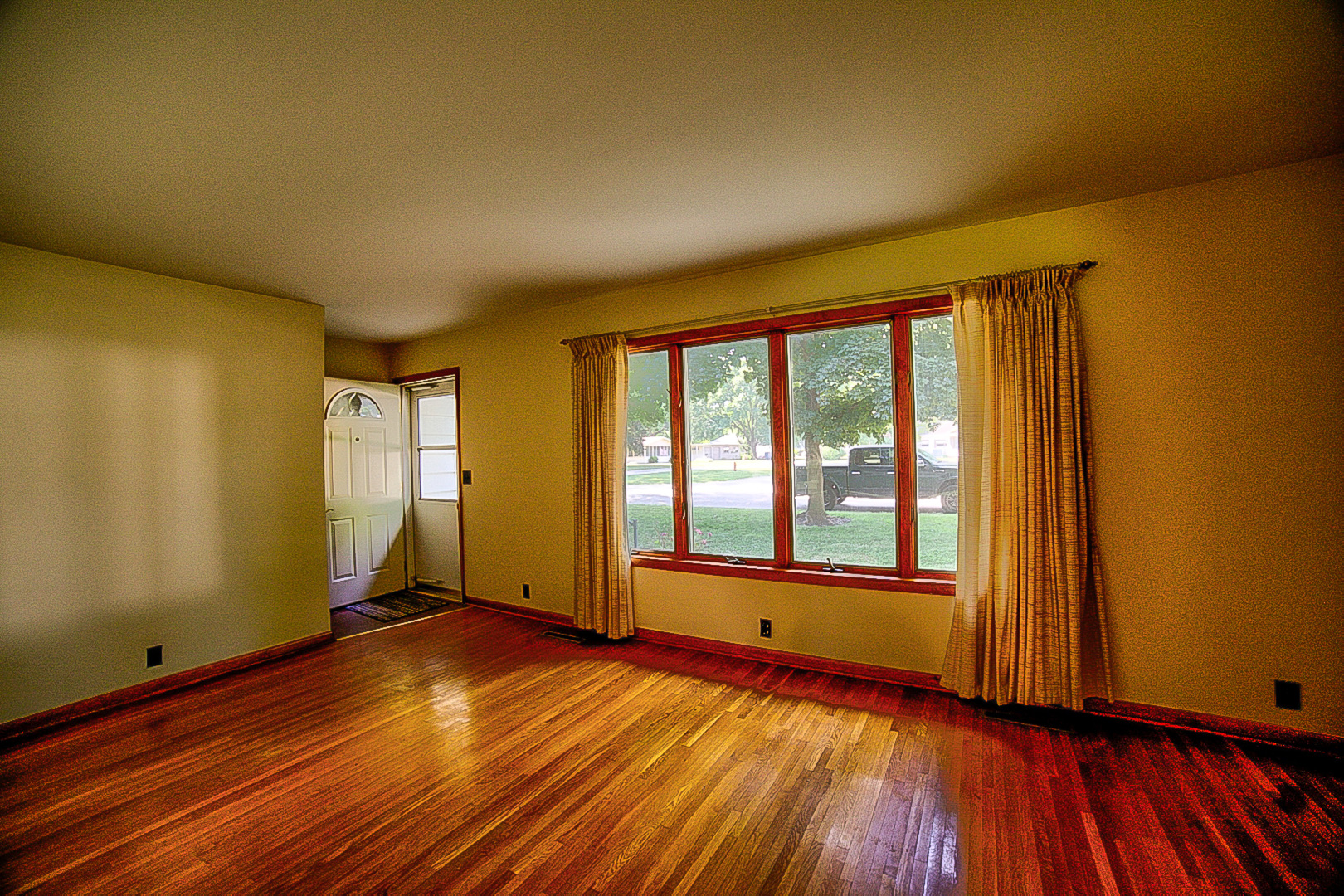 912 East Locust Street Watseka, IL 60970 - Photo 17 of 18 a view of empty room with wooden floor and fan