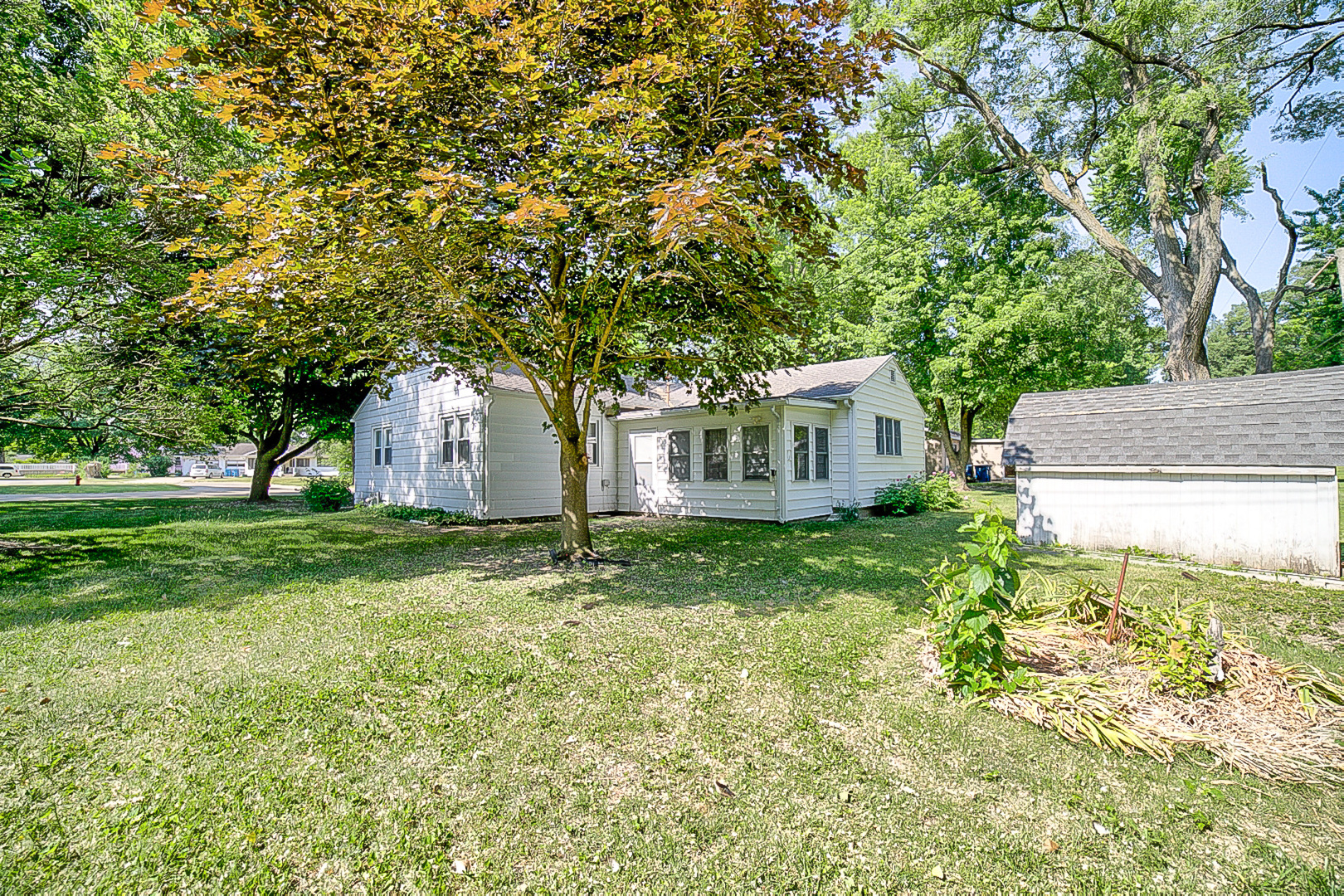 912 East Locust Street Watseka, IL 60970 - Photo 3 of 18 a house view with a garden space
