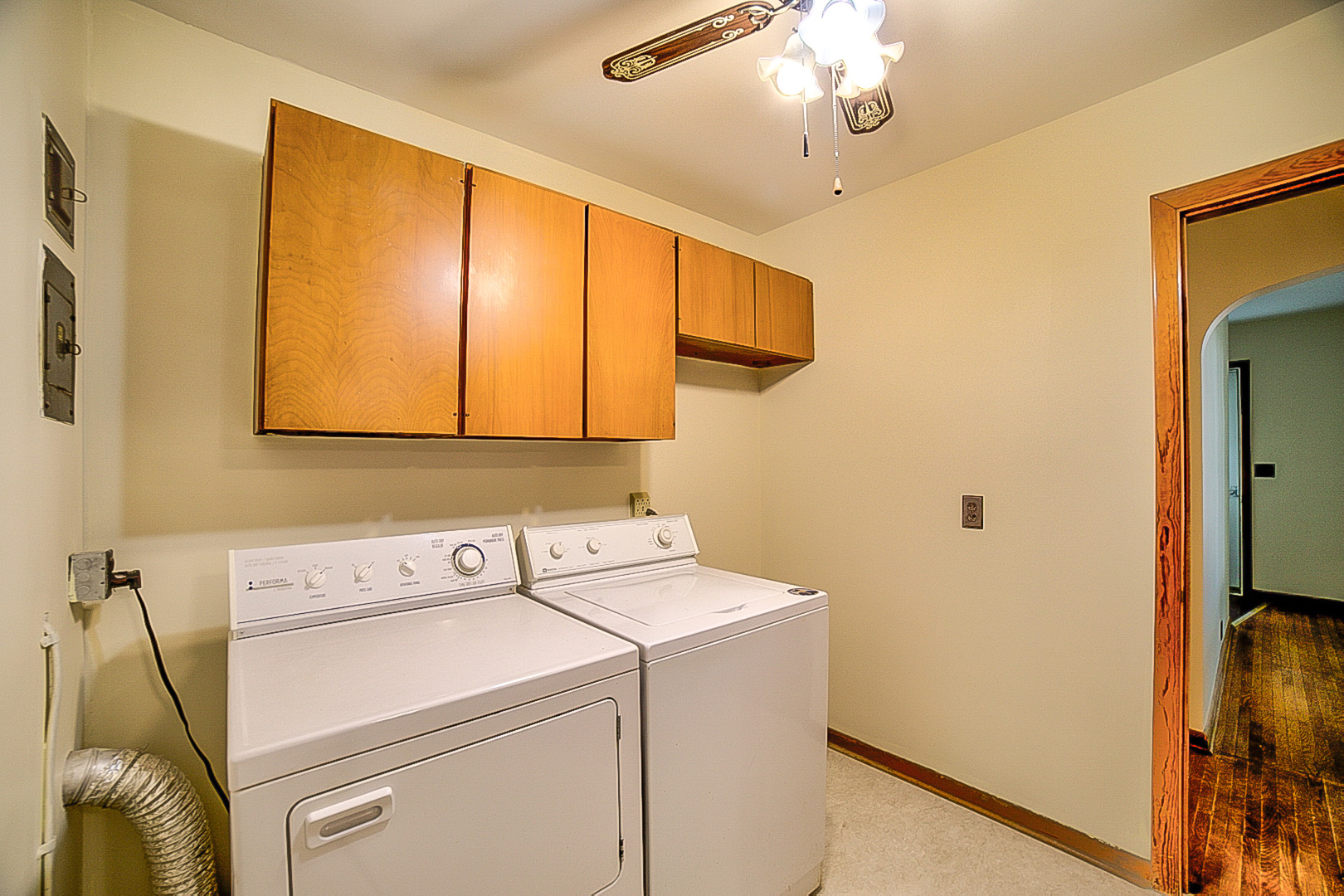 912 East Locust Street Watseka, IL 60970 - Photo 10 of 18 a utility room with dryer and washer