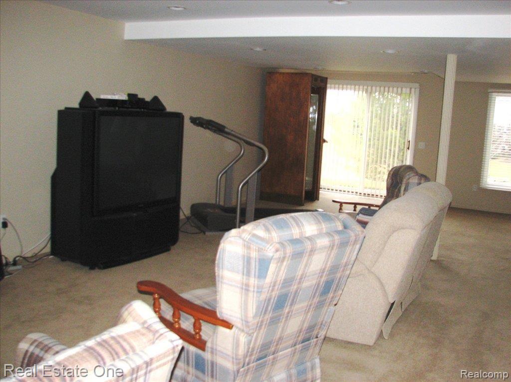 1718 Fox Run Rochester, MI 48306 - Photo 14 of 15 16 Family Room
