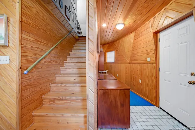 a view of entryway with seating area