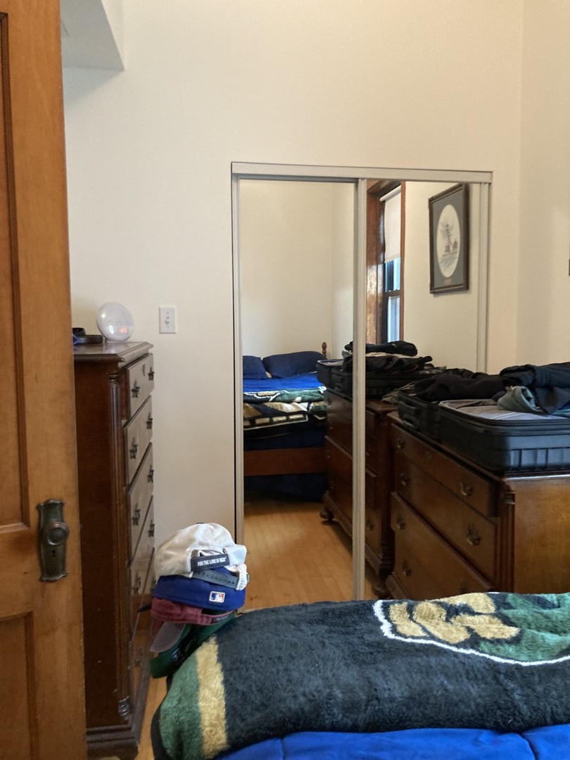 2223 West Iowa Street, Unit 2R Chicago, IL 60622 - Photo 17 of 20 a living room with furniture and a mirror
