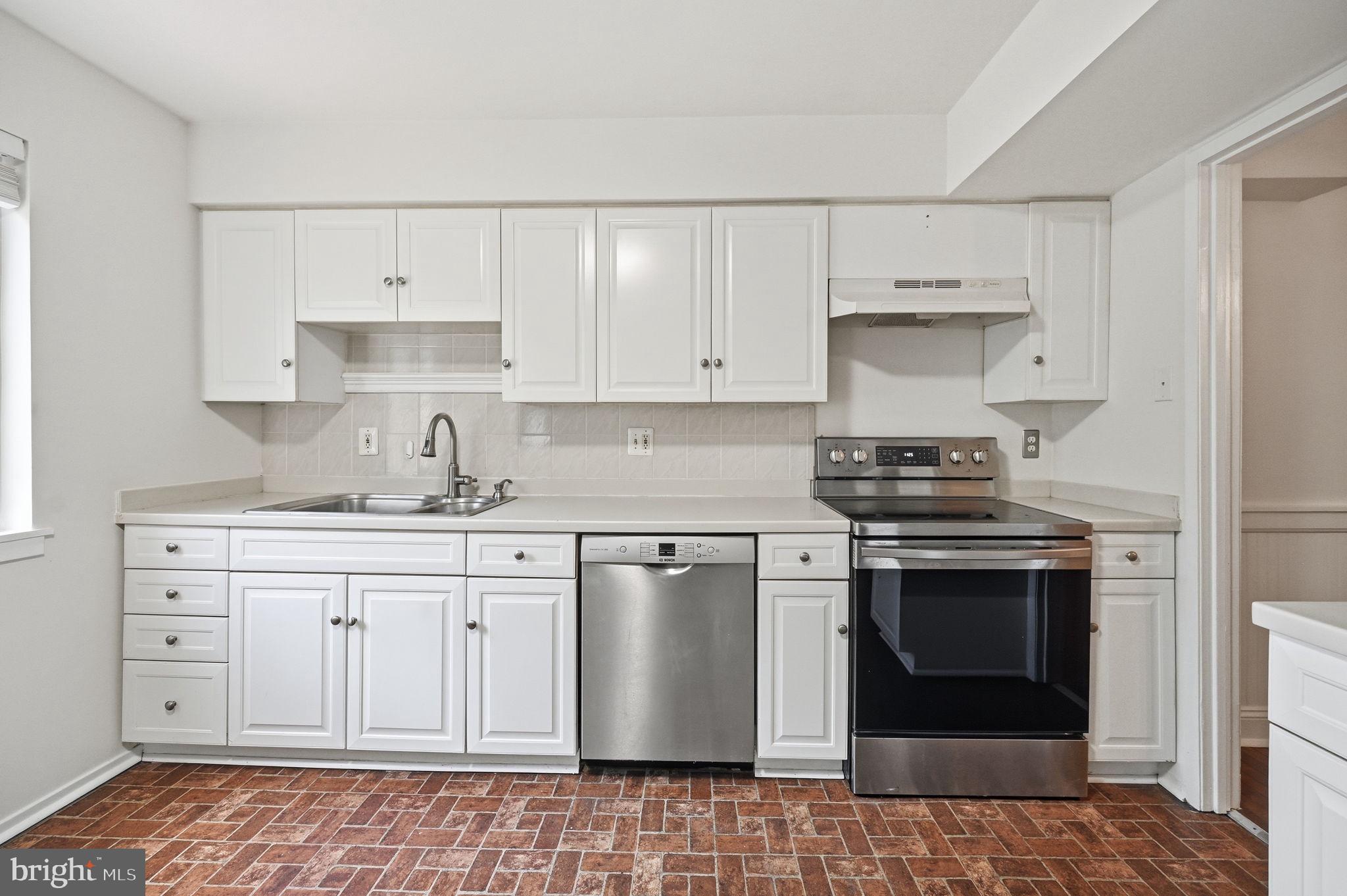 2908 Jermantown Road, Unit 24 Oakton, VA 22124 - Photo 15 of 74 Bright and inviting kitchen space.