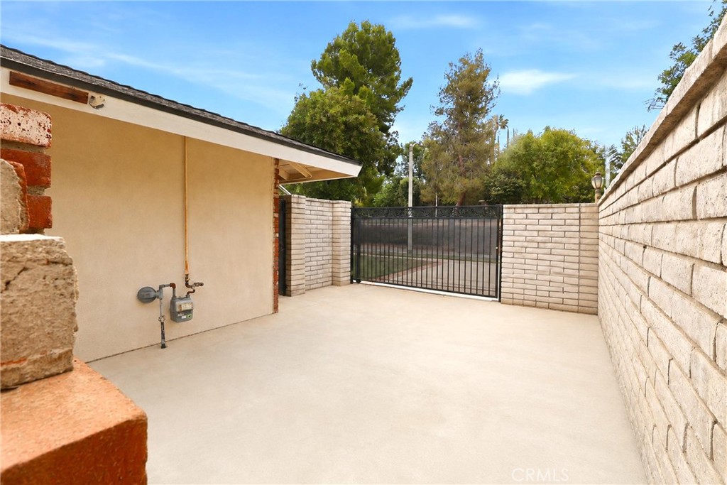 2145 Fairview Avenue Riverside, CA 92506 - Photo 31 of 35 a view of a backyard