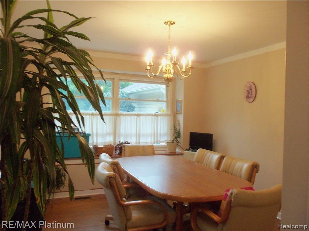 10122 Cook Road Hartland, MI 48353 - Photo 9 of 15 DINING ROOM