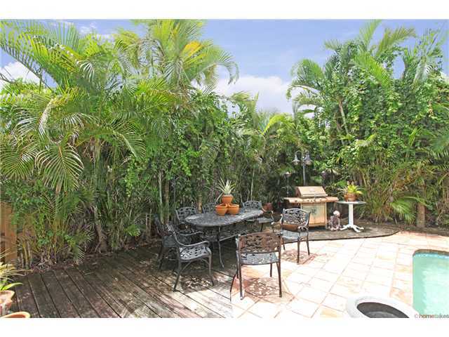 169 Southeast Wavecrest Way Boca Raton, FL 33432 - Photo 4 of 25 a backyard of a house with table and chairs