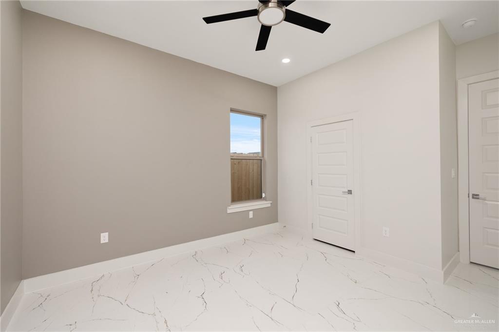 2610 East Julian Road Harlingen, TX 78552 - Photo 11 of 21 en empty room with a window and ceiling fan