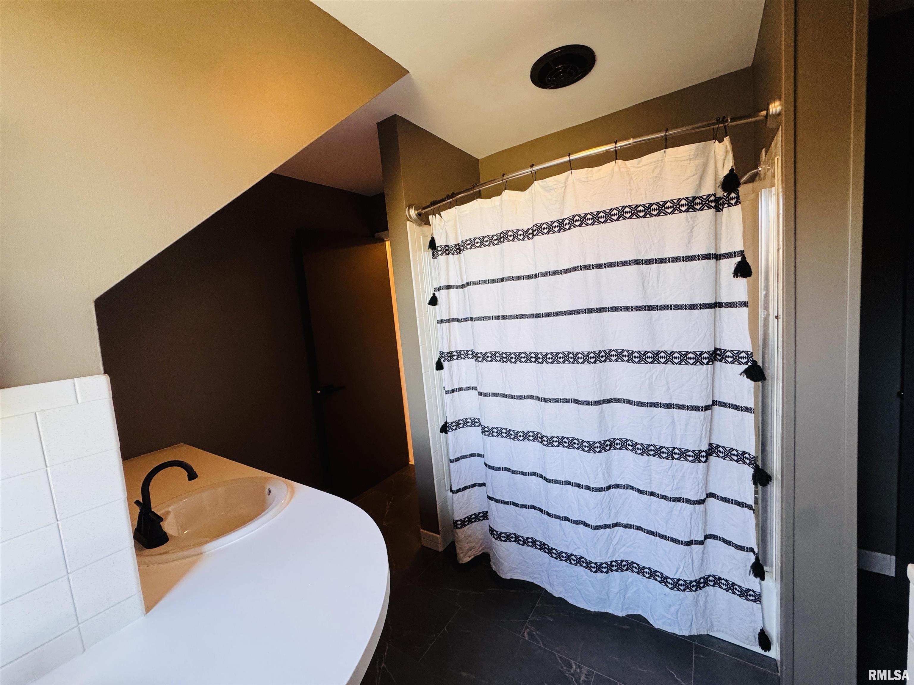 15465 Highway 67 Macomb, IL 61455 - Photo 21 of 27