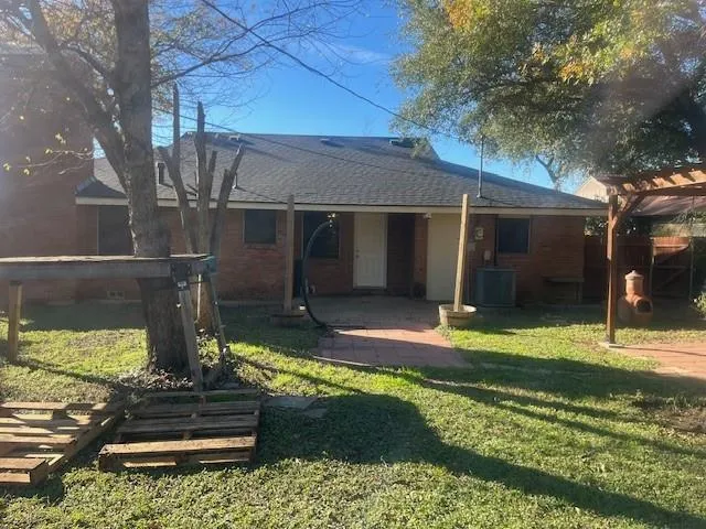 a view of a house with backyard and sitting area