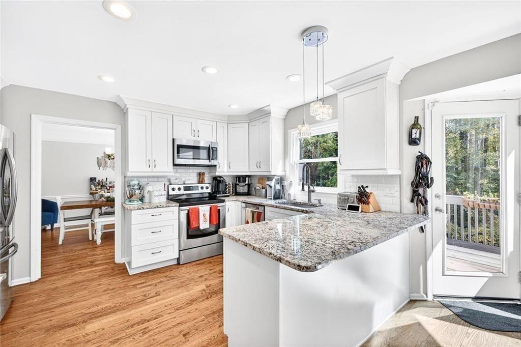 10905 Shallowford Road Roswell, GA 30075 - Photo 4 of 31