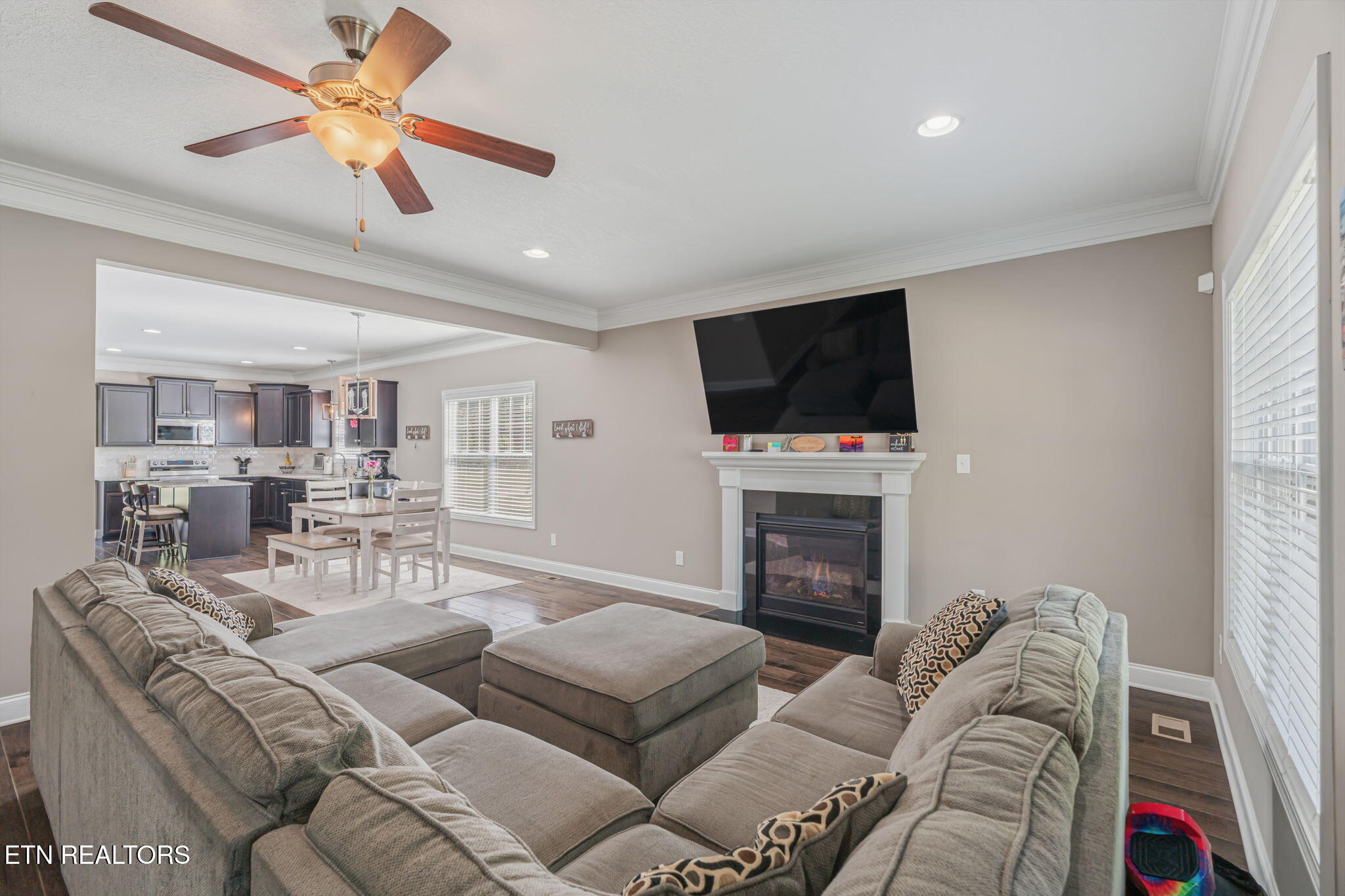 99 Fallberry Street Oak Ridge, TN 37830 - Photo 9 of 60 Living Room