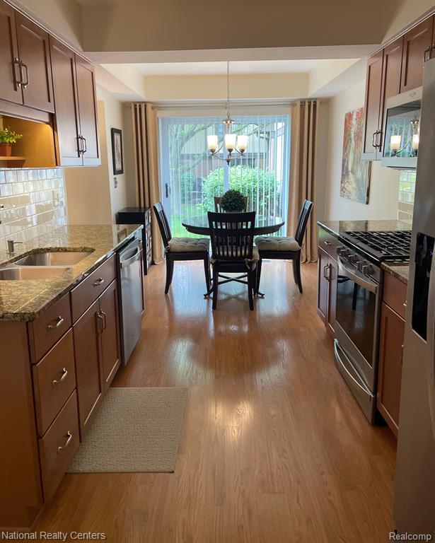 286 Meadow Bridge Drive Rochester Hills, MI 48307 - Photo 11 of 35