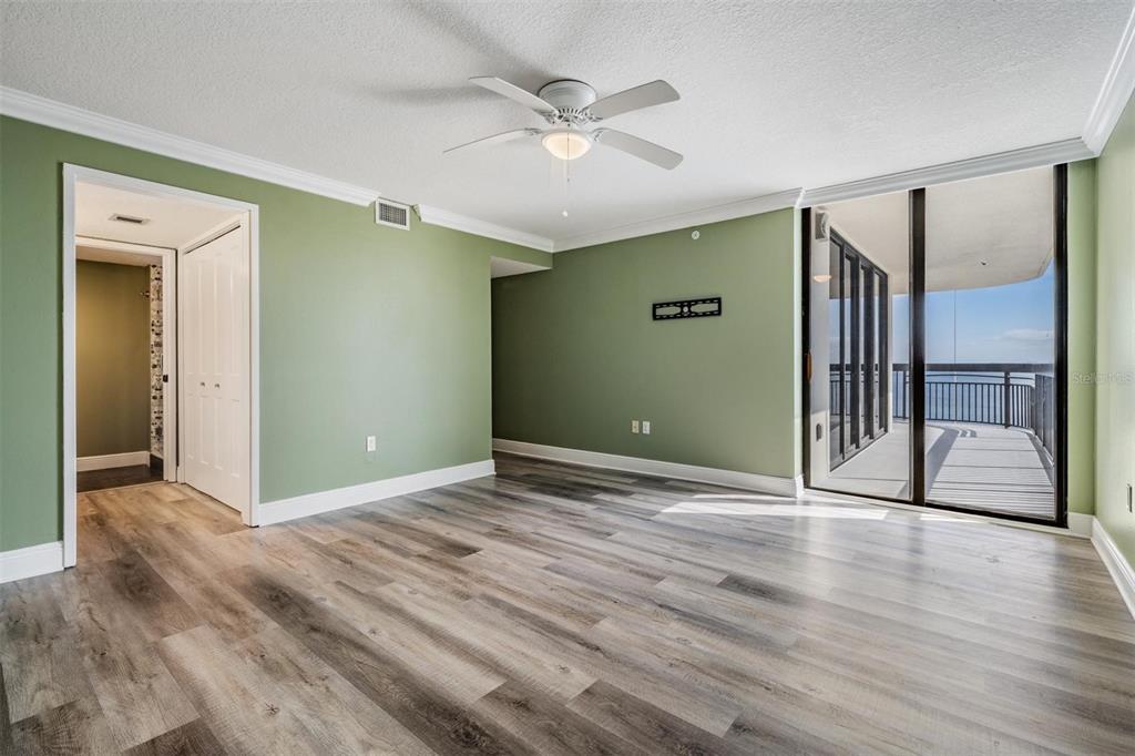 2413 Bayshore Boulevard, Unit 1004 Tampa, FL 33629 - Photo 24 of 36 an empty room with wooden floor and a ceiling fan