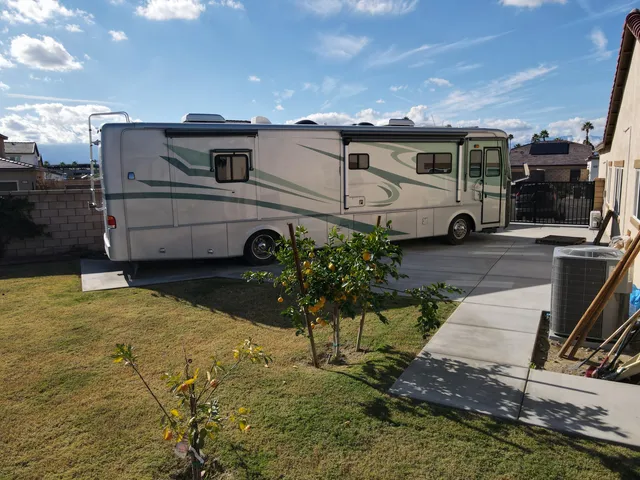 a view of a house with backyard
