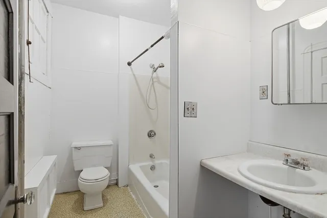 $2,100 | 44 Bardwell Street, Unit 2R, South Hadley, MA 01075