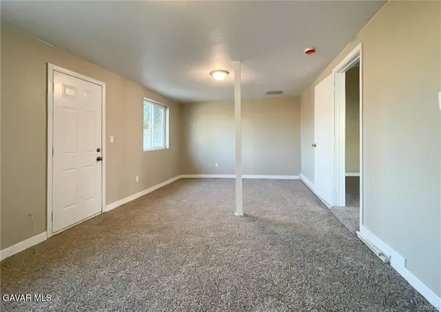 a view of a house with backyard