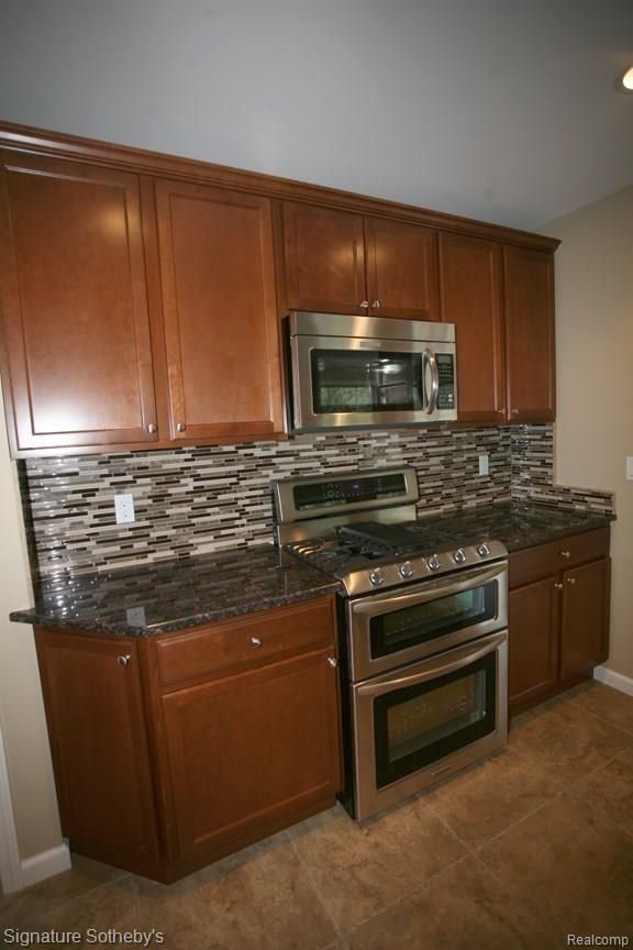 2550 Middlebelt Road West Bloomfield, MI 48324 - Photo 6 of 31 New cabinets, backsplash,granite counters!