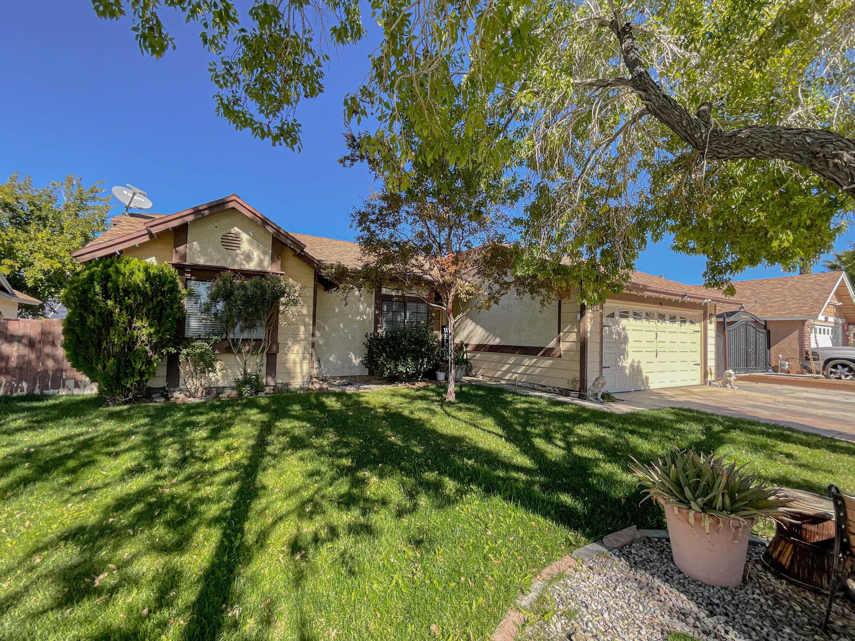 4065 Saddleback Road Palmdale, CA 93552 - Photo 2 of 21 2