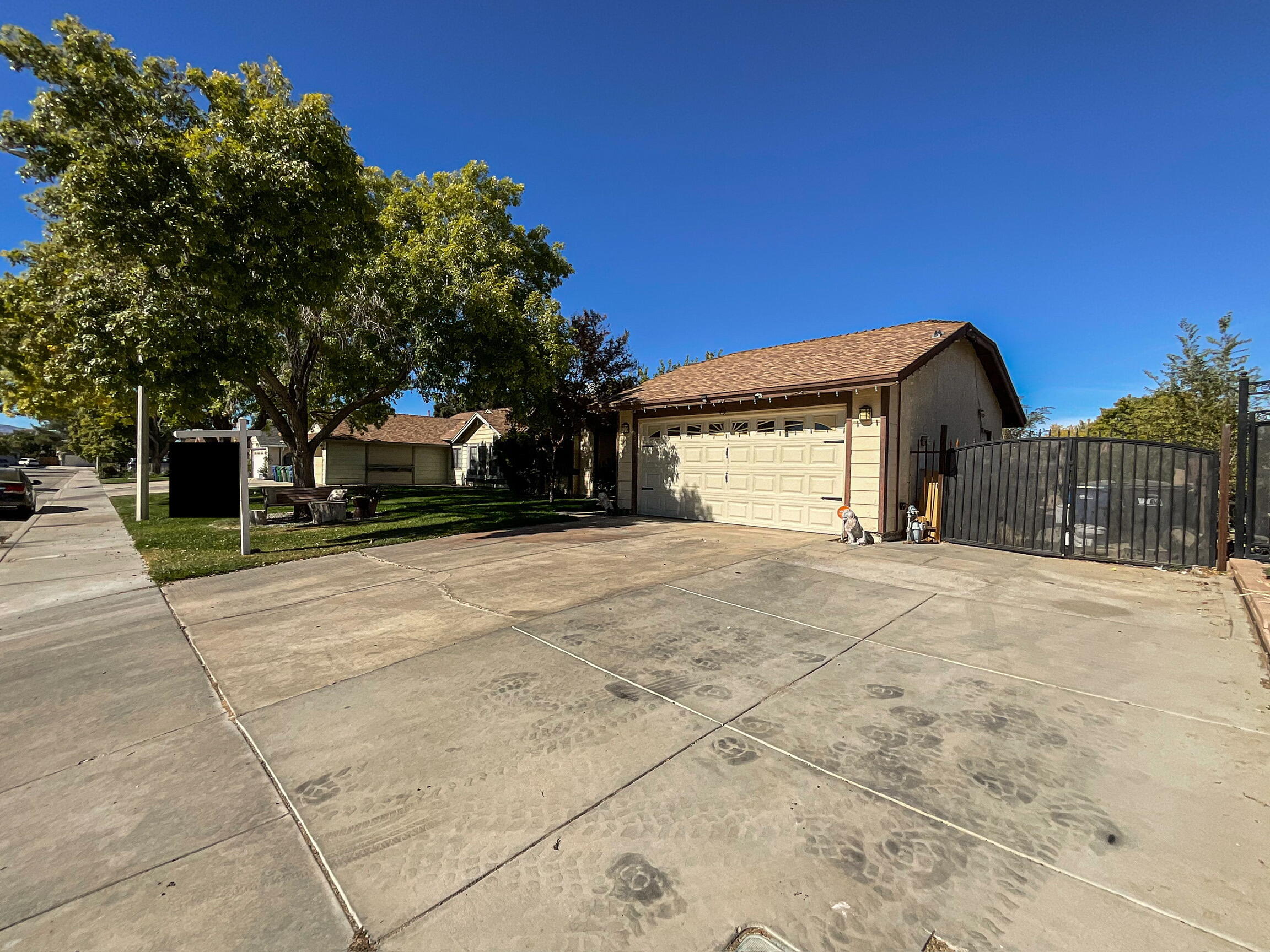 4065 Saddleback Road Palmdale, CA 93552 - Photo 3 of 21 3