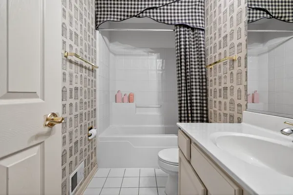 $650,000 | 2072 Inverness Drive, Vernon Hills, IL 60061