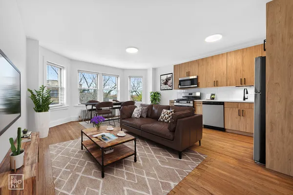 $2,195 | 6308 North Artesian Avenue, Unit 1, Chicago, IL 60659