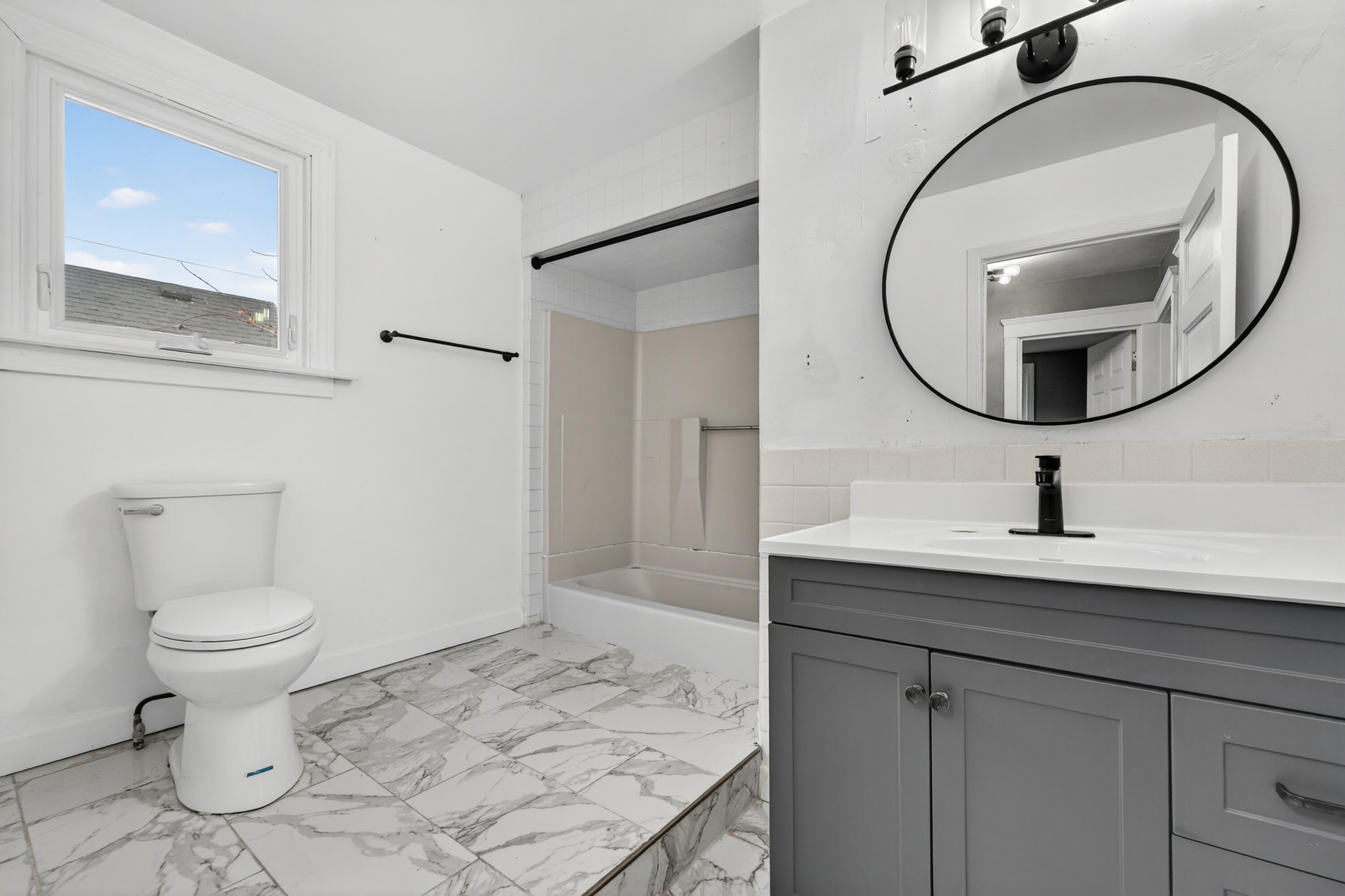 1831 Superior Street Racine, WI 53402 - Photo 17 of 22 2nd Floor Full Bath