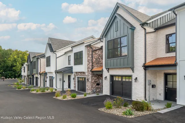 $895,000 | 6 Icehouse Drive, Saugerties, NY 12477