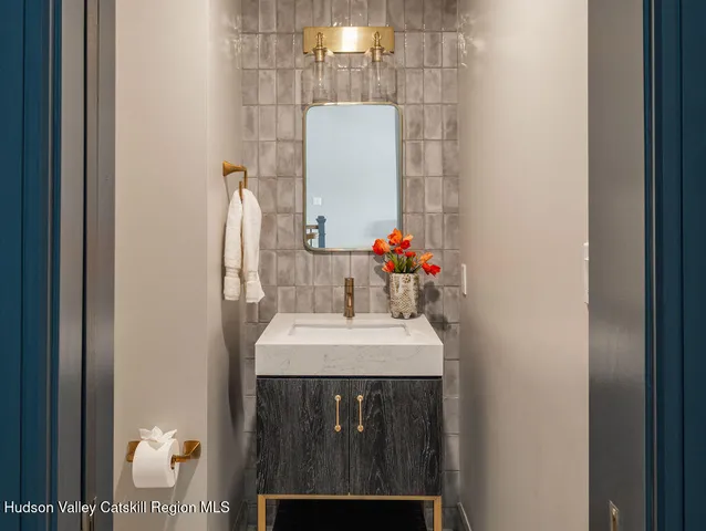 $895,000 | 6 Icehouse Drive, Saugerties, NY 12477