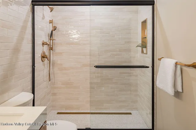 $895,000 | 6 Icehouse Drive, Saugerties, NY 12477