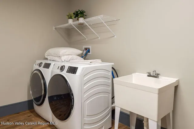 $895,000 | 6 Icehouse Drive, Saugerties, NY 12477