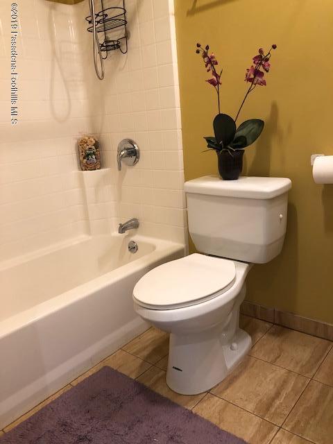 507 Anderson Place Pasadena, CA 91103 - Photo 10 of 19 Anderson Pl - Bathroom purple