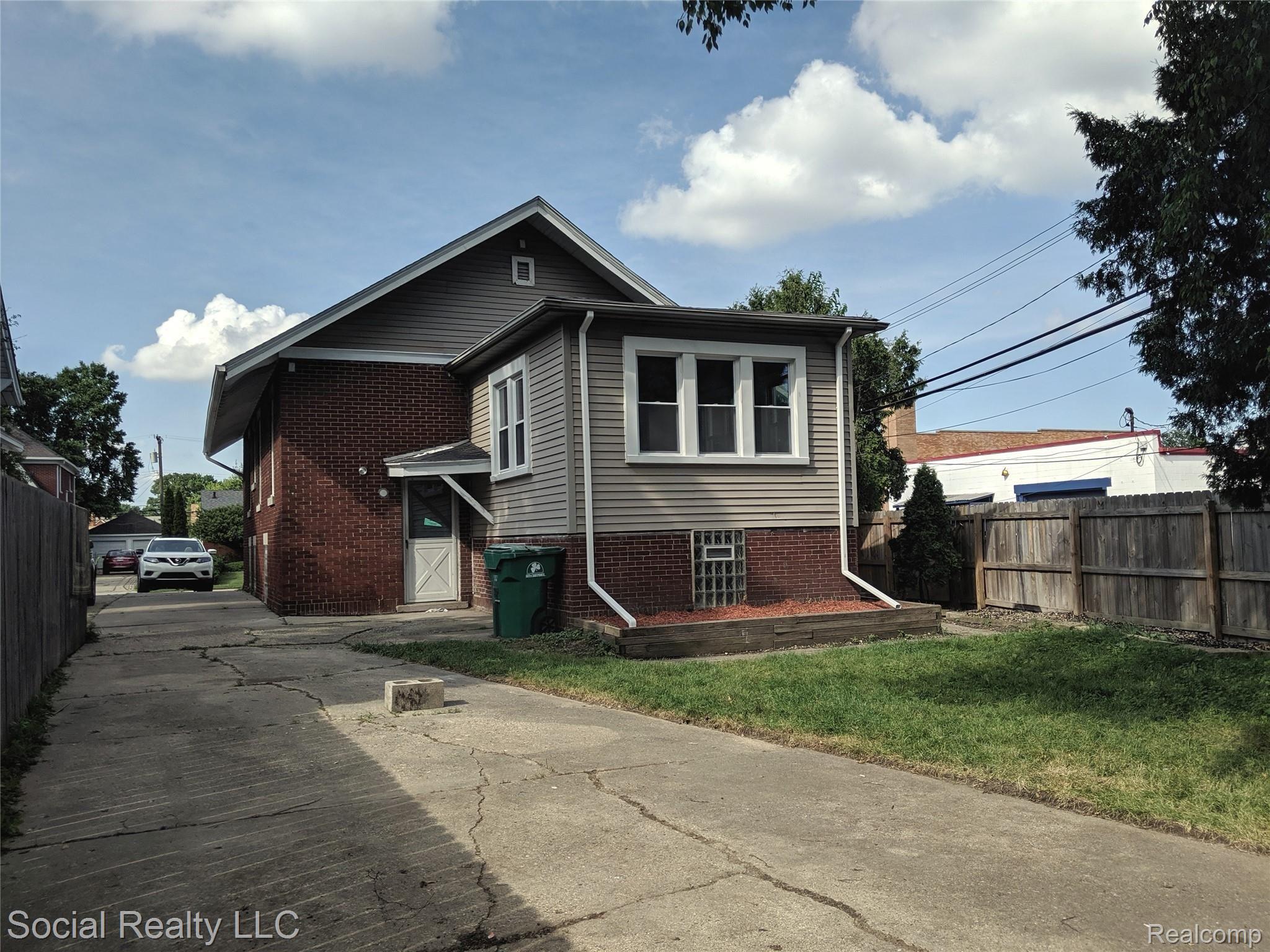 15824 Charles R Avenue Eastpointe, MI 48021 - Photo 4 of 36 MVIMG_20190717_171718.jpg