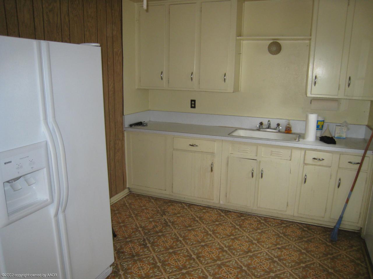 525 Southwest 45th Avenue Amarillo, TX 79110 - Photo 3 of 9 a room with a sink and cabinets