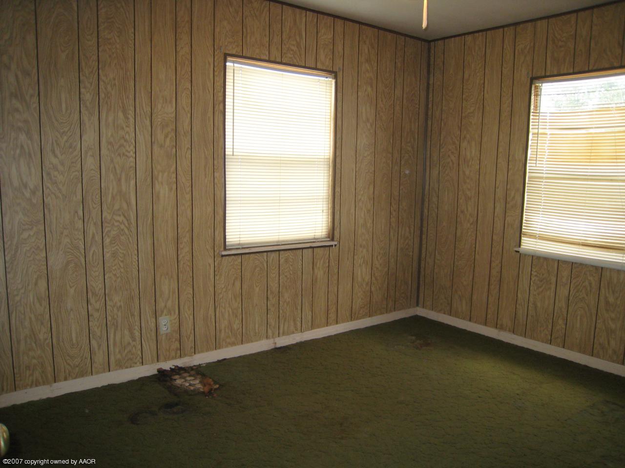 525 Southwest 45th Avenue Amarillo, TX 79110 - Photo 7 of 9 an empty room with a window