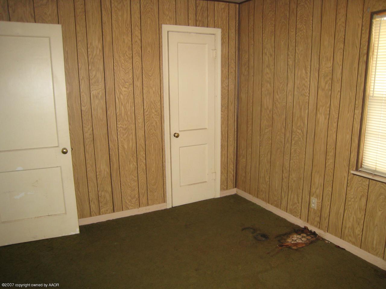 525 Southwest 45th Avenue Amarillo, TX 79110 - Photo 8 of 9 an empty room with windows