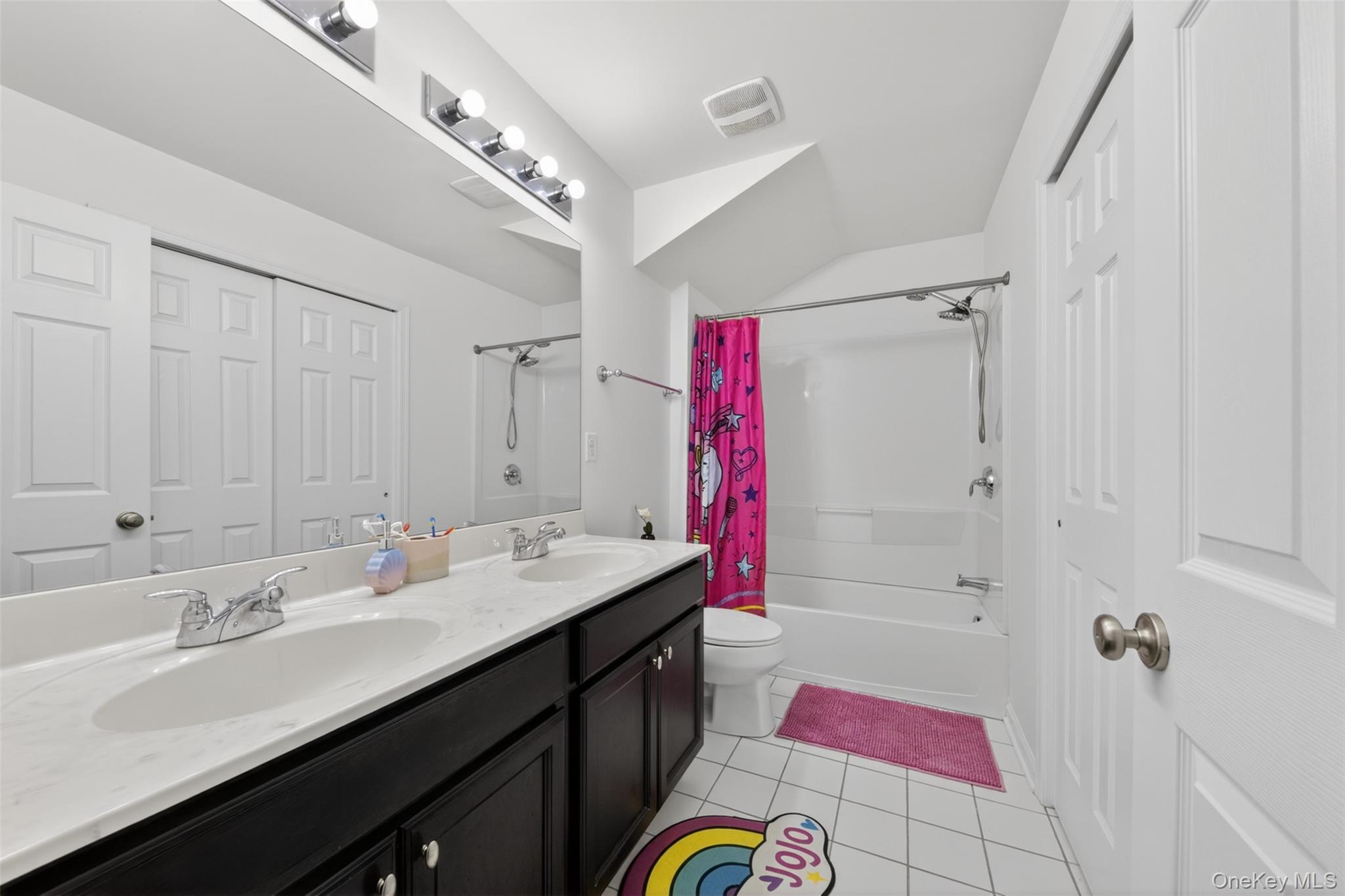 33 Pritchard Court Fishkill, NY 12524 - Photo 26 of 47 Full hall bathroom.