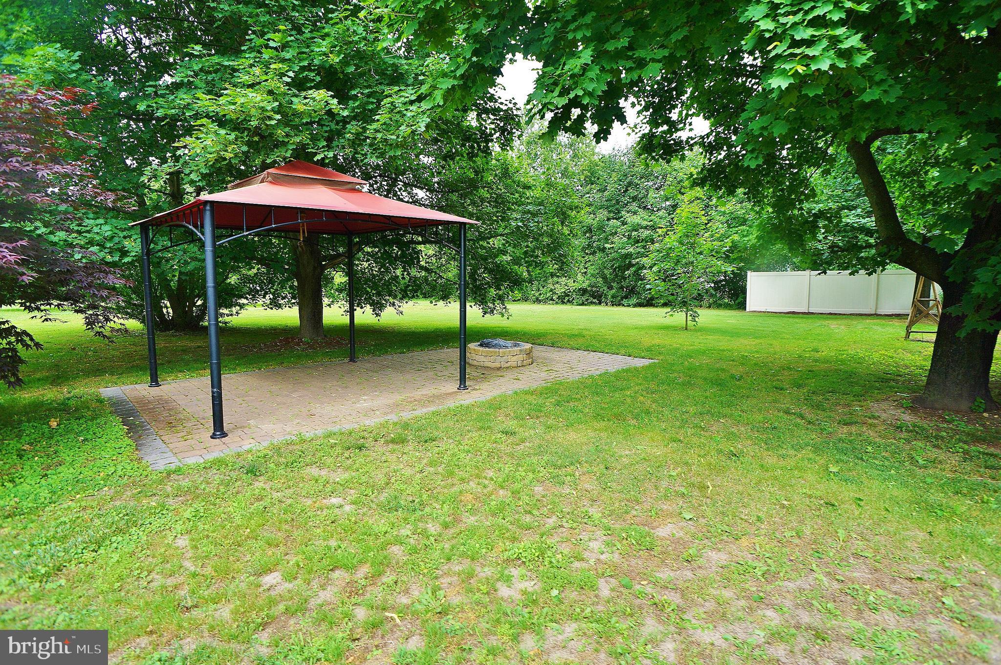10 Upper Neck Road Pittsgrove, NJ 08318 - Photo 4 of 18 a backyard of a house with table and chairs