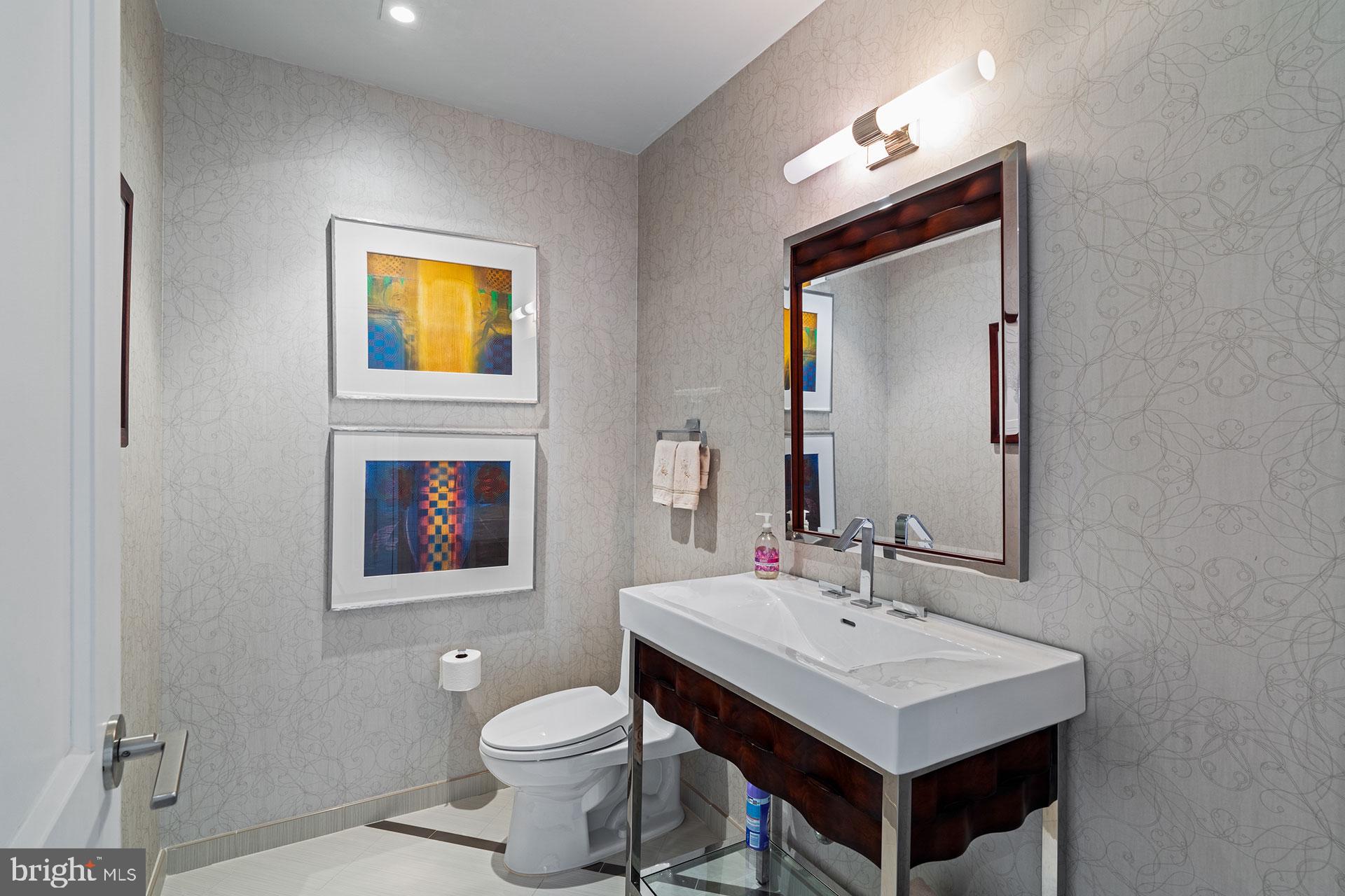 1706 Rittenhouse Square, Unit 801 Philadelphia, PA 19103 - Photo 36 of 48 Powder Room