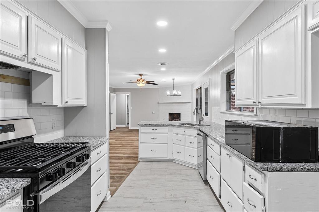 9471 Hemlock Circle Shreveport, LA 71118 - Photo 17 of 36 a kitchen with stainless steel appliances kitchen island granite countertop a stove and a sink