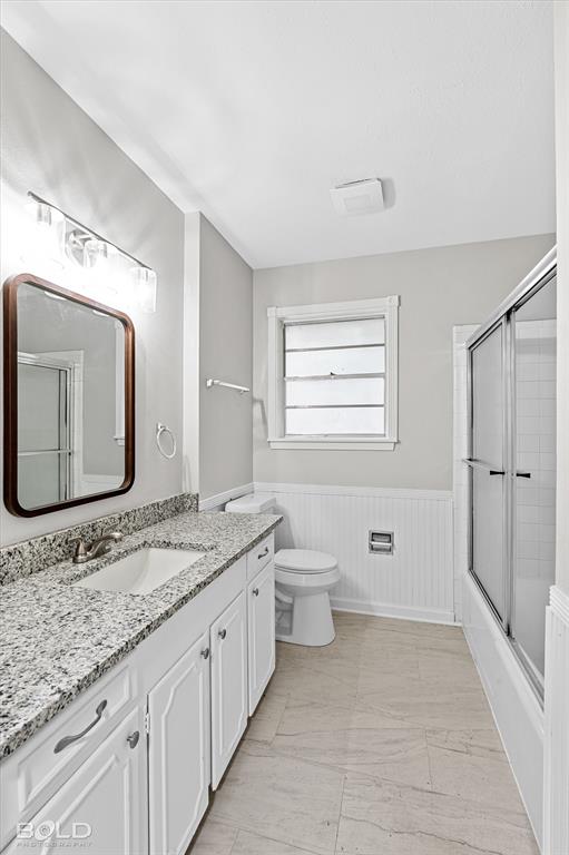 9471 Hemlock Circle Shreveport, LA 71118 - Photo 24 of 36 a spacious bathroom with a granite countertop sink and a mirror
