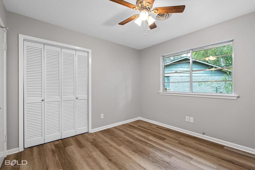 9471 Hemlock Circle Shreveport, LA 71118 - Photo 25 of 36 an empty room with a window and a ceiling fan
