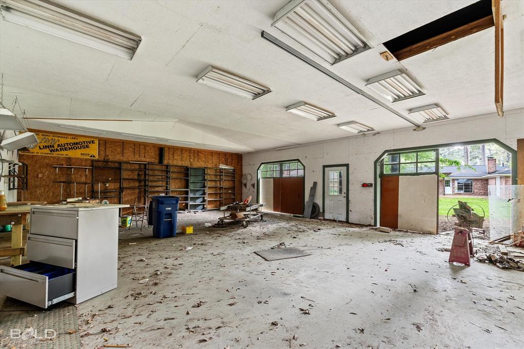 9471 Hemlock Circle Shreveport, LA 71118 - Photo 35 of 36 a view of a livingroom with furniture and a ceiling fan