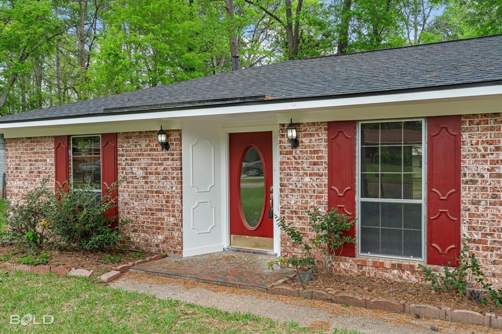 9471 Hemlock Circle Shreveport, LA 71118 - Photo 3 of 36 a front view of a house with large windows