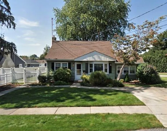 $650,000 | 18 East Bay Drive, West Islip, NY 11795