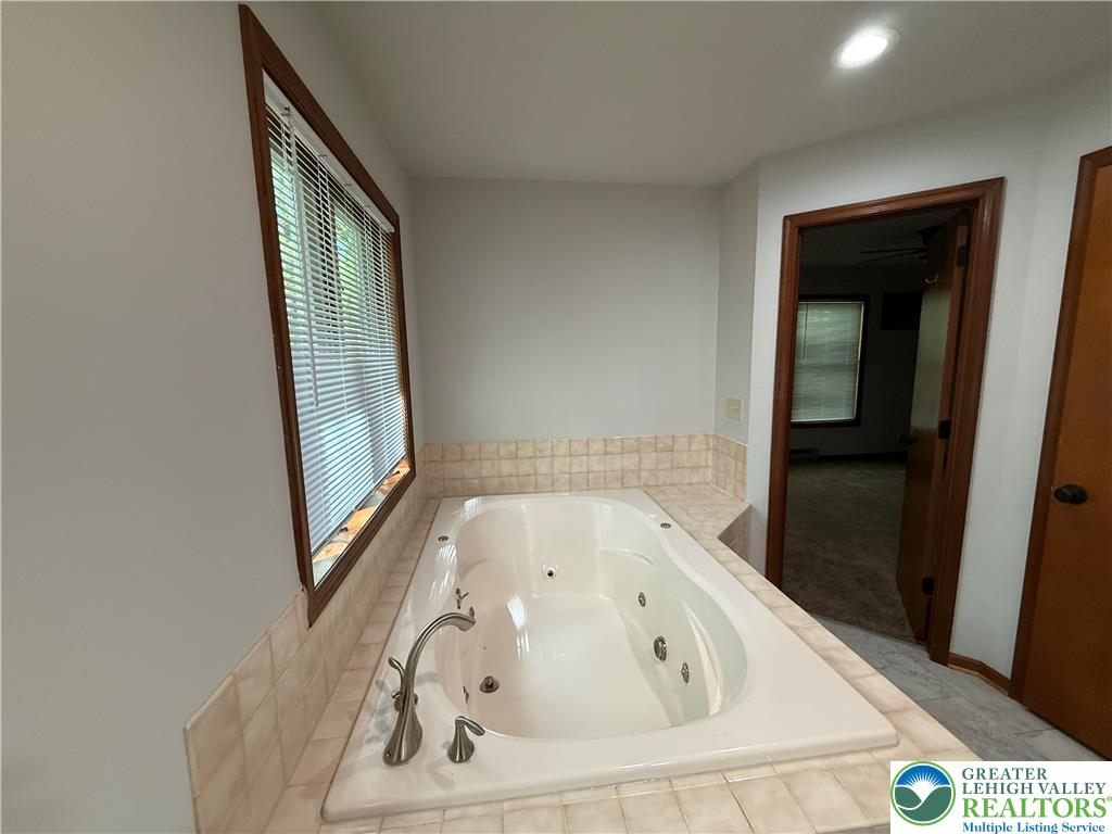 184 Doe Loop Bushkill, PA 18324 - Photo 16 of 18 a bathroom with a bathtub